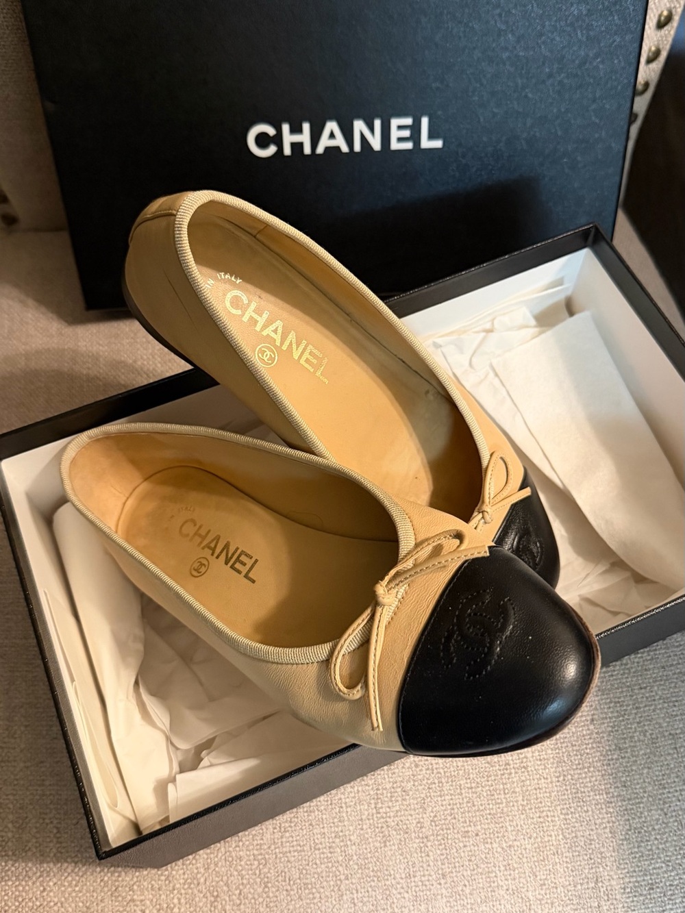 CHANEL Beige Leather Ballet Flats with Black Cap Toe and CC Logo Size 37 - Picture 2 of 7